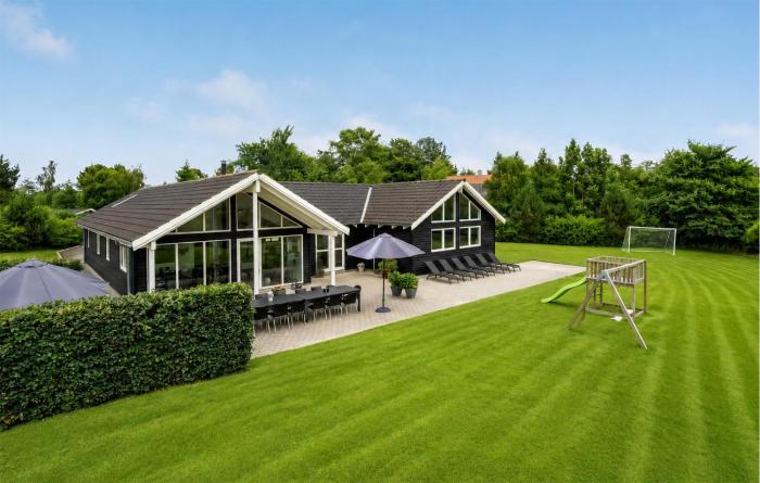 Lovely Home In Tisvildeleje With Sauna