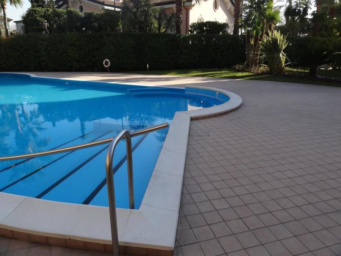 Bilocale sul lungolago con parco, piscina e terrazza