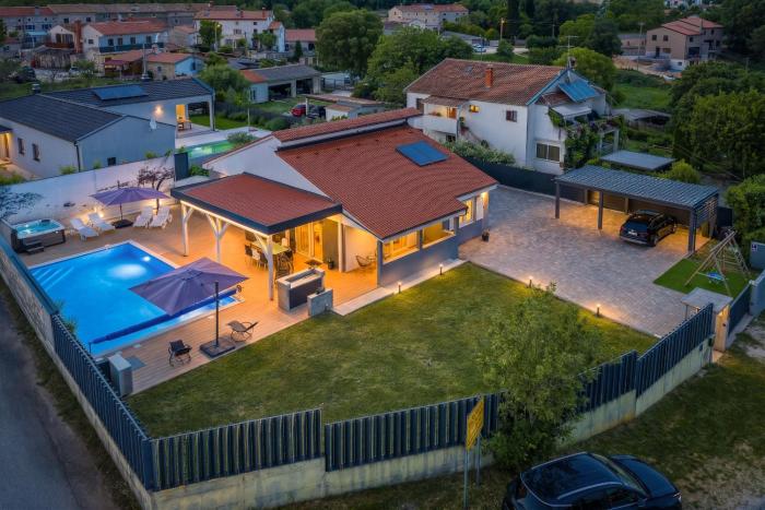 Villa Beauty near Rovinj for 7 people with 55 m2 private heated pool, wellness & kids playground