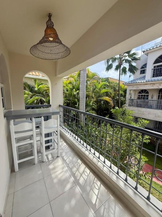 Bright Condo, Walk to Beach, Shops, Dining