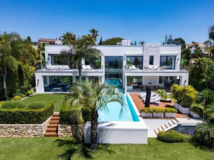 Luxurious 7-Bedroom Holiday House with Private Pool in Xbia
