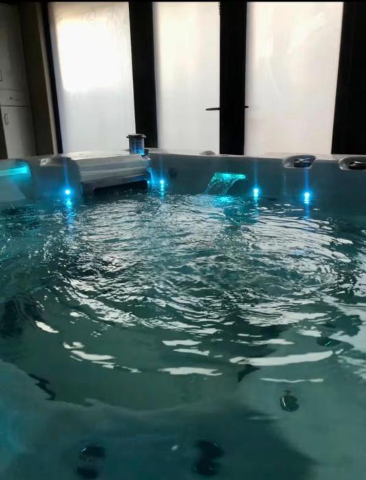 Hydro Spa Pool, Dbl Bedrm & Private Bathrm - Part private shared lived-in home