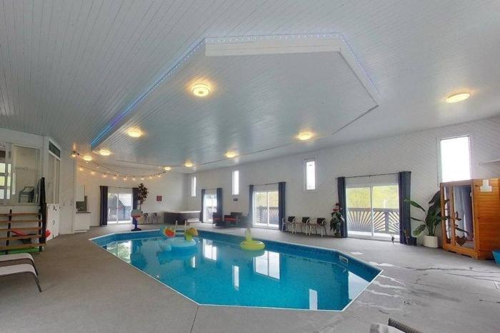 Indoor POOL Hot Tub Sauna at the Blue Haven