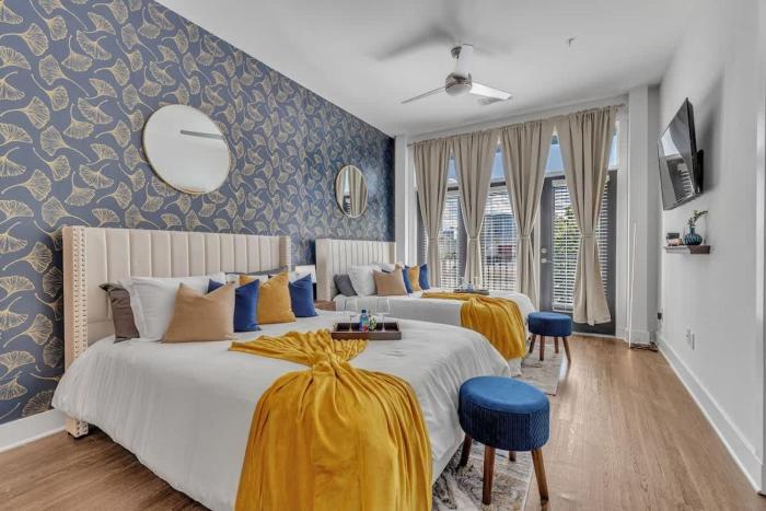 Elegant Downtown Haven - Two and a Half Blocks to Broadway