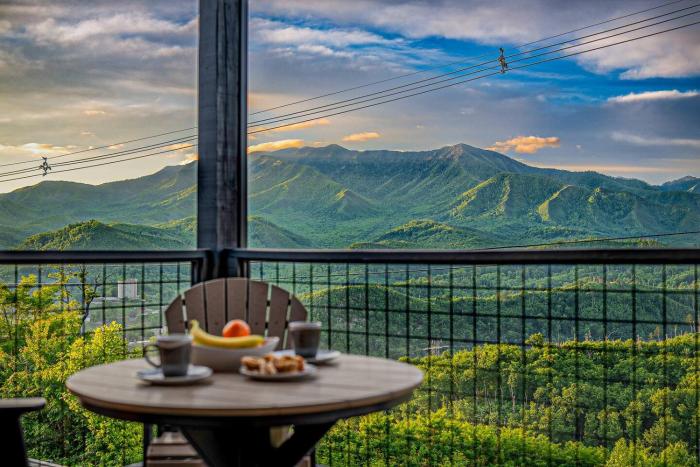 New - Luxury Mountain Views, Theater, Hot Tub, Dogs, Games