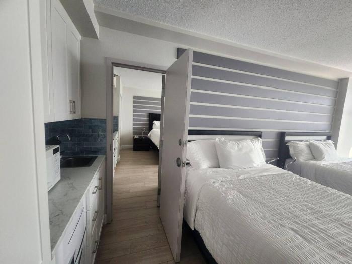 Elegant Daytona Beachview Studio, pool, tiki bar