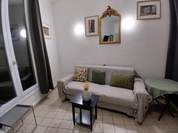 Gorgeous appartement,gare Montparnasse 1 minute,5 minute Eiffel tour and Louvre meusm ,amusing place
