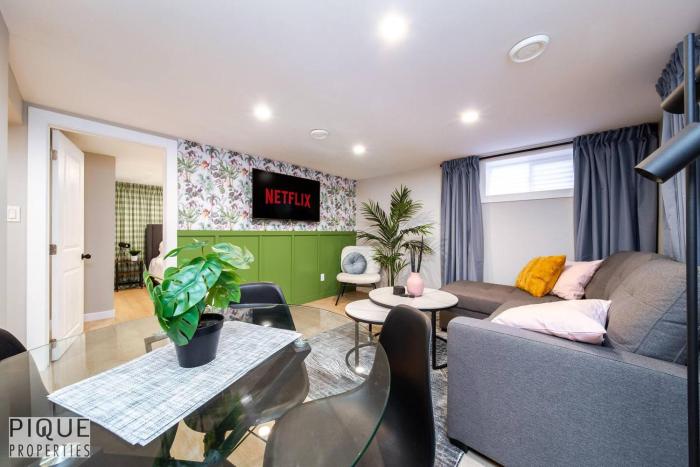 Modern Urban Escape -King Bed -Pet Friendly - Free Parking & Netflix - Fast Wi-Fi