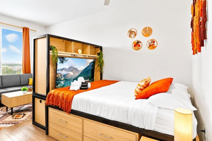 Sleek DT Suite Rooftop, Pool, Gym Access
