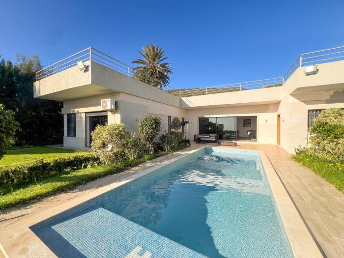 Charming lakeside villa with private pool