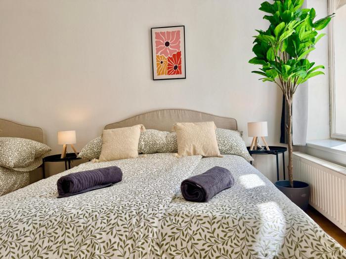 4 Bedroom Stylish Apartment with Shared Backyard