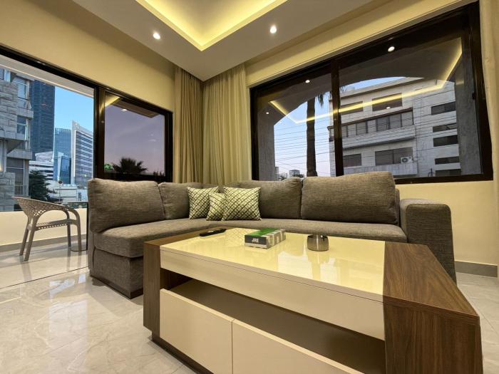 101 JRE apartment with stunning boulevard veiw