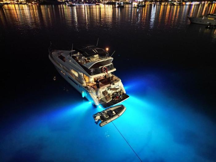 Holyship 4 Cabin Fairline Squadron 65 Motoryacht