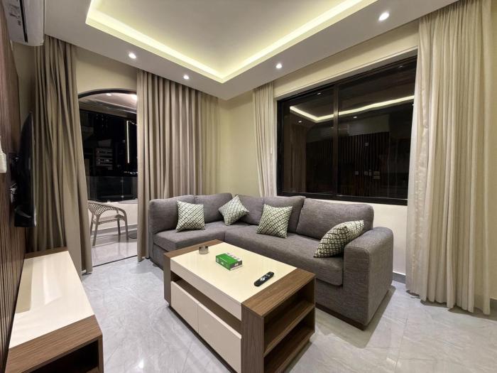 201 JRE apartment with stunning boulevard veiw