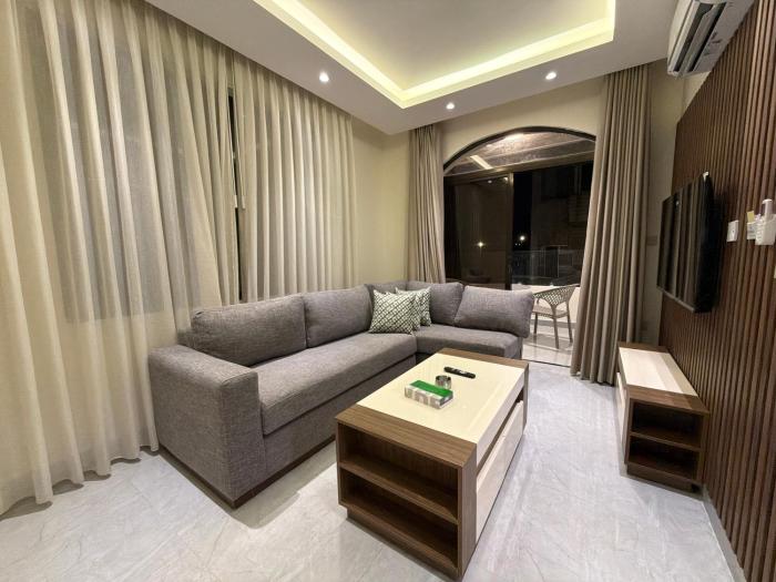 204 JRE apartment with stunning boulevard veiw