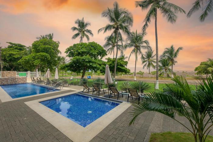 Beachfront Palms Resort Access Pool