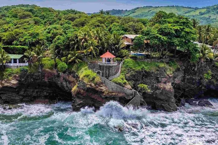 Peñíscola Villa - Beachfront Estate in El Zonte, Surf City - El Salvador