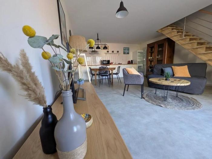 Studio rénové avec mezzanine au cœur de Bourbon-lArchambault - FR-1-489-585