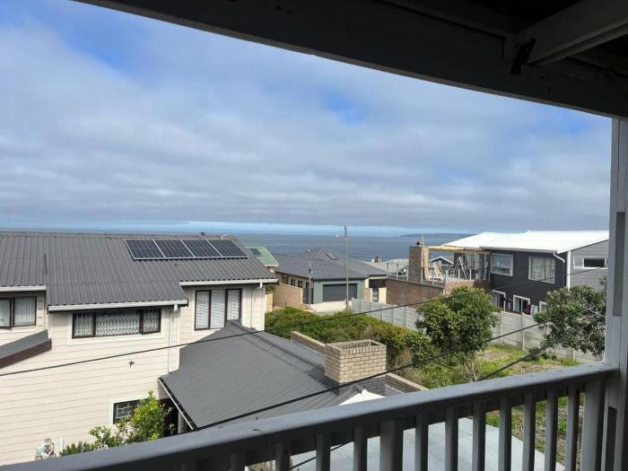 Spacious 6-Bedroom Beach House with Ocean Views in Tergniet