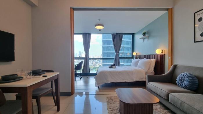 Fresh and Trendy 1BR with Fast WIFI in Uptown Central BGC