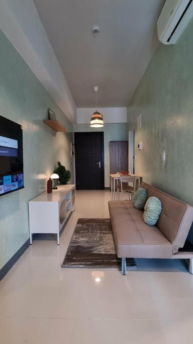 1BR Uptown BGC 50 Smart TV Wifi 300 Mbps