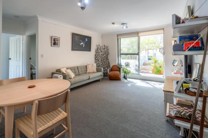 Clovelly beach ground floor apartment with garage
