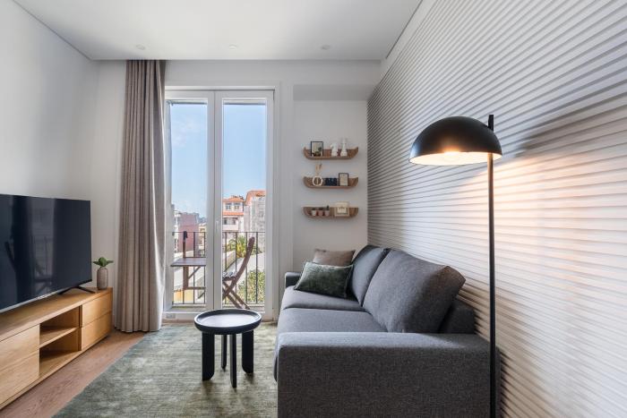 Bright & Cozy Almada Apartment - Central Porto
