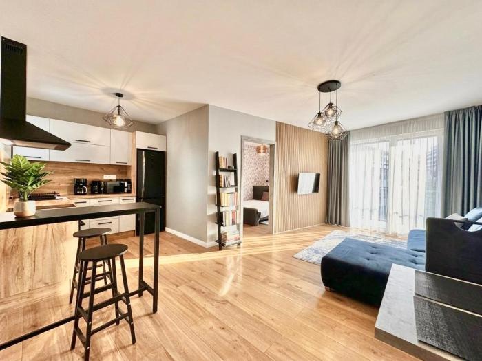 Elegant Lake Retreat - Private Terrace and Parking