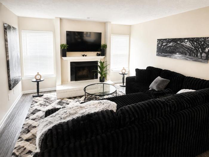 Midnight Serenity SPACIOUS LUX 1BR POOL NEAR THE BATTERY