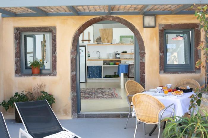 Casa Itaca luxury apartments with private jacuzzi and sea view in Foinikia - Oia