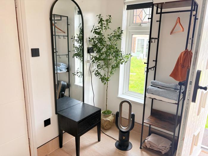 Garden Studio, Free Parking , Private Access , WiFi , 5 mints Drive to Luton airport , Train station, Town centre , M1