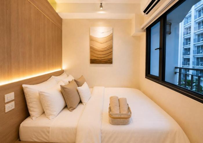 Cozy 1BR near MOA with Balcony Shore Residences