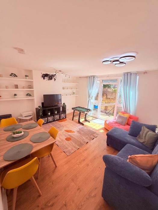 High Quality 3 BED FLAT for 9 people with 3 Bathrooms 3min from Camden Town plus private garden and huge living room