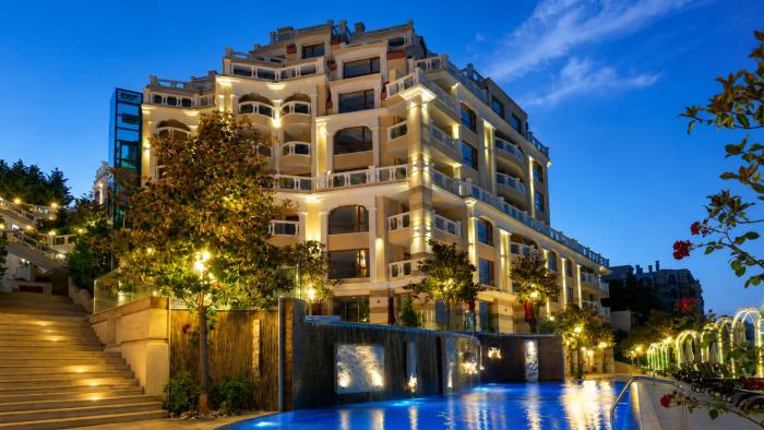 Luxurious and panoramic apartments at the beach in La Mer complex