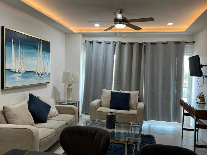 Estancia Pacífika Modern lakefront apartment