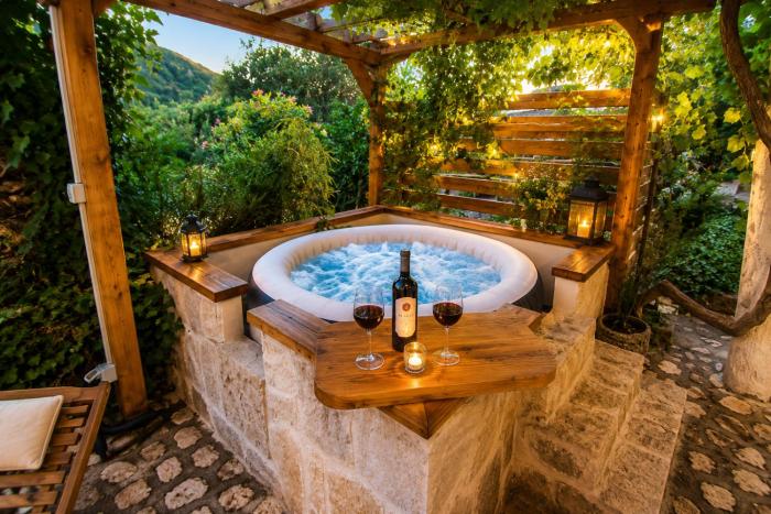 Rustic Garden & Jacuzzi Retreat