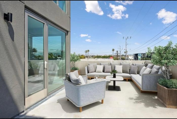 Comfy Mid City Apartment LA Views