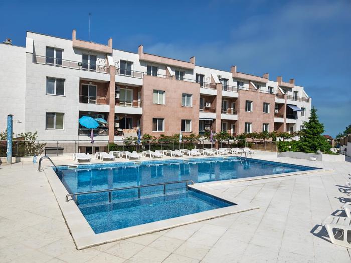 Apartment with free pool and parking space