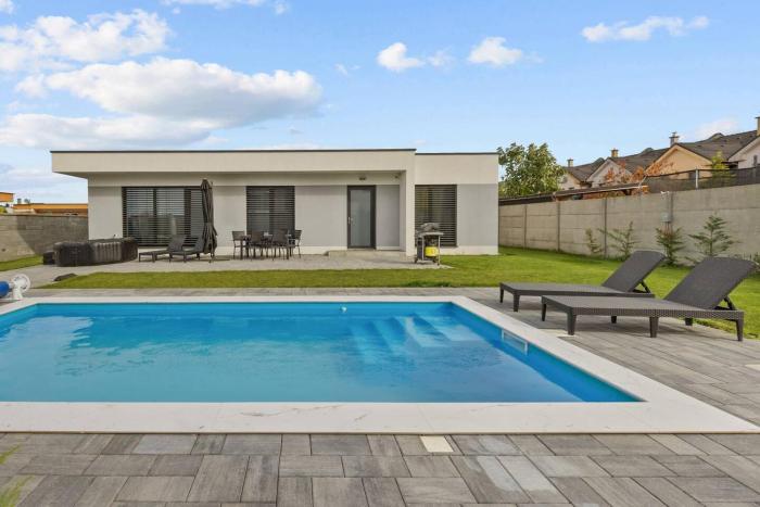 AC family house with garden and pool, 10B