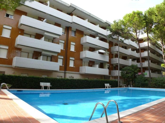Cozy flat with pool just 50m from the beach