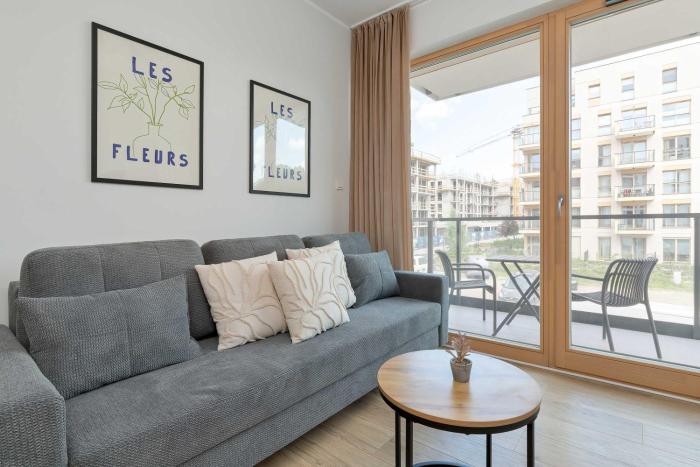 Comfortable Apartment in Gdańsk with Balcony and Underground Parking by Noclegi Renters