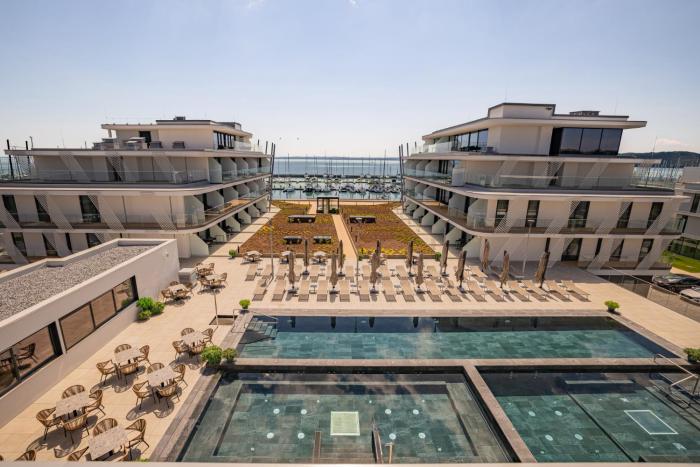 BIRGÉS HOTEL Lifestyle and View