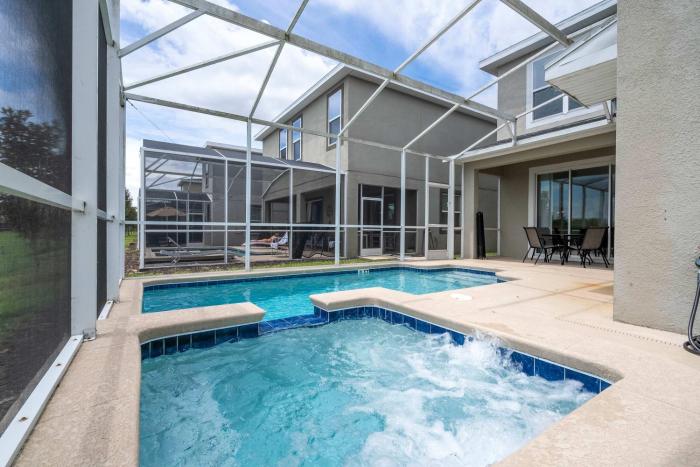 Spacious 5BR at ChampionsGate - Hot Tub