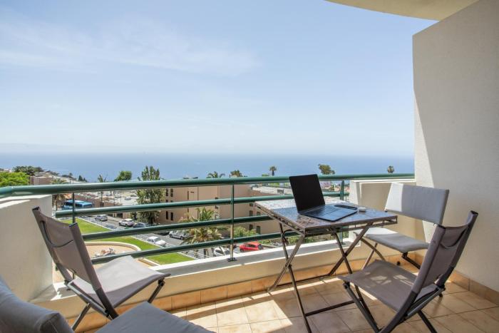 Sunny Ocean View Apartment
