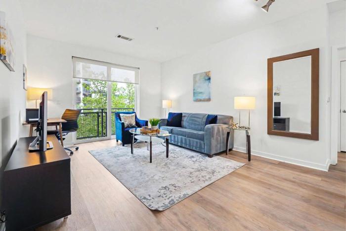 Modern Stamford Stay Near Dining & Train