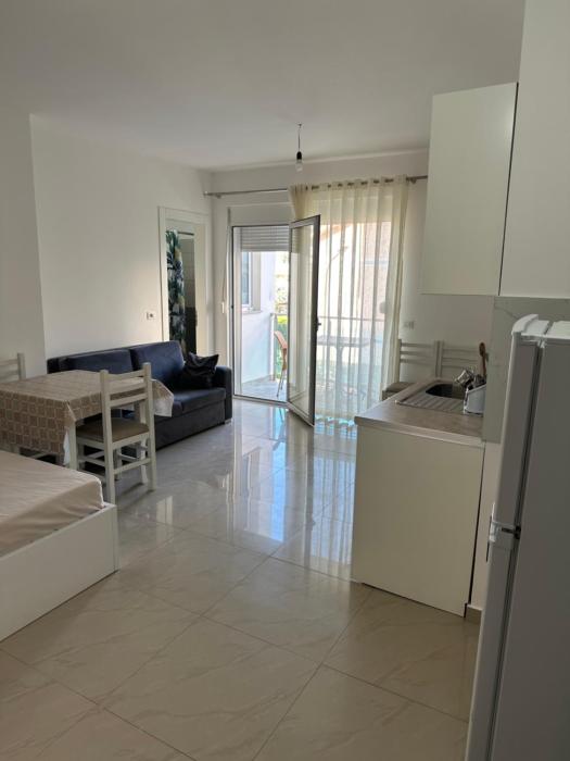 Leo Apartments