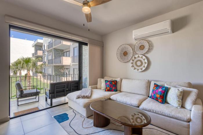 Bright and Modern Condo w Balcony, Shared Pool, AC, minutes to Beach & Town