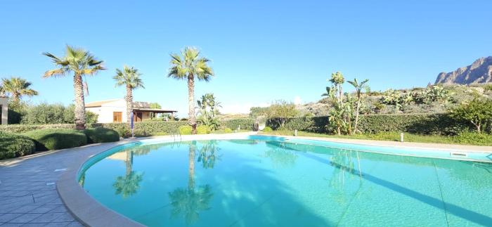 Relax pool oasis