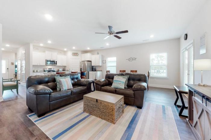 Lovely coastal home with pool access fast WiFi screened patio & great location