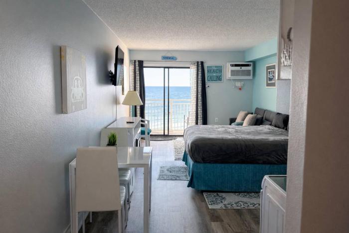 Oceanfront Studio w Balcony & Sunrise Views
